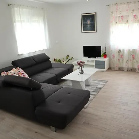 Vratovic Apartment *